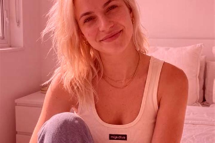 Zoe, 25 — Escort in Gersdorf, Germany