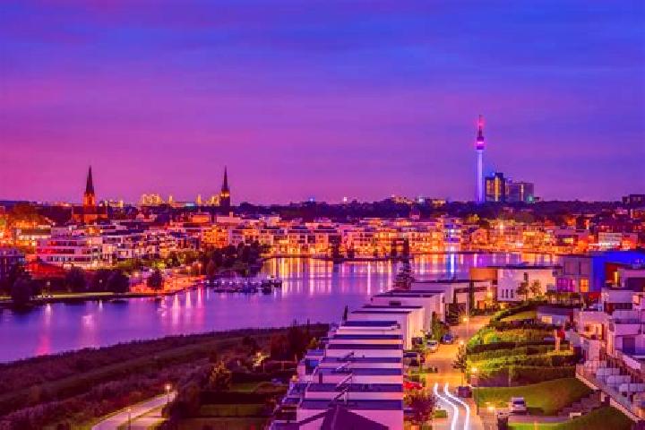 Zoe, 26 — Escort in Holzen, Germany