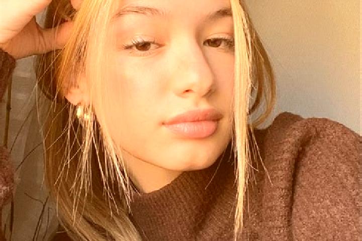 Zoe, 27, a blonde brown-eyed indian companion based in Adana. Offering GFE, Roleplay, OWO, Couples. Available for incall and outcall, day and evening dates.