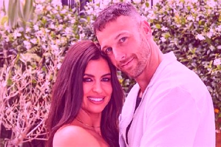 Zoe, 27, a red green-eyed european companion based in Bec-de-Mortagne. Offering Couples, Massage, 69, BDSM, Girlfriend Experience. Available for incall and o...