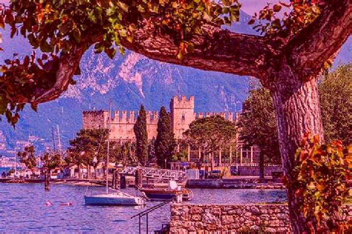Zoe, 27 — Escort in Torri del Benaco, Italy