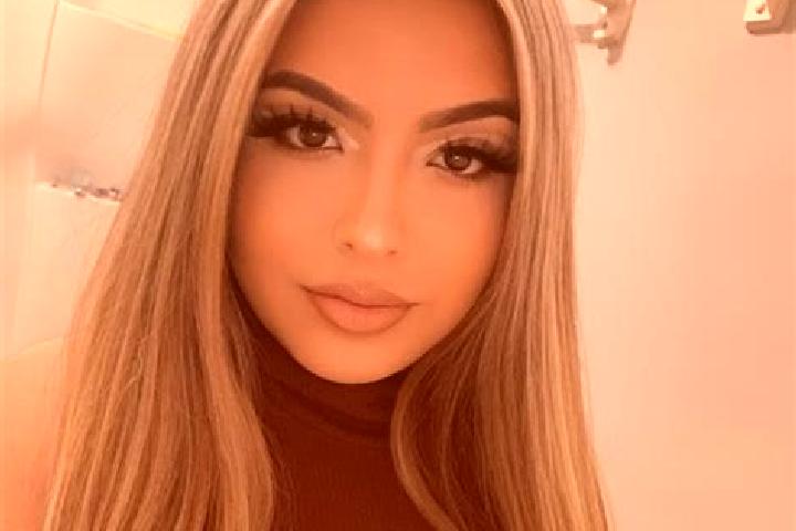 Zoe, 28, a blonde amber-eyed latina companion based in Santa Maria del Rosario. Offering GFE, Fetish, Tantra, Roleplay. Available for incall and outcall, ove...