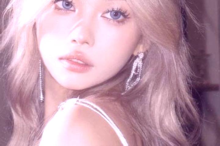 Zoe, 28, a blonde grey-eyed asian companion based in Les Gras. Offering 69, Striptease, Massage, Party Girl. Available for incall and outcall, day and evenin...