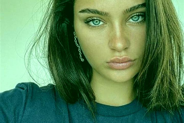 Zoe, 28, a brunette dark-eyed mediterranean companion based in Cuesmes. Offering Travel Companion, Deep French Kissing, Girlfriend Experience, Party Girl. Av...