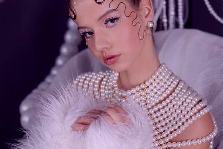 Zoe, 28 — Escort in Terova, Romania