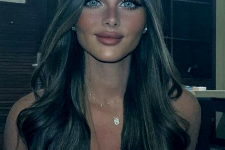 Zoe, 29, a brunette dark-eyed european companion based in Manning. Offering Overnight, Domination, Striptease, Erotic Massage. Available for incall and outca...