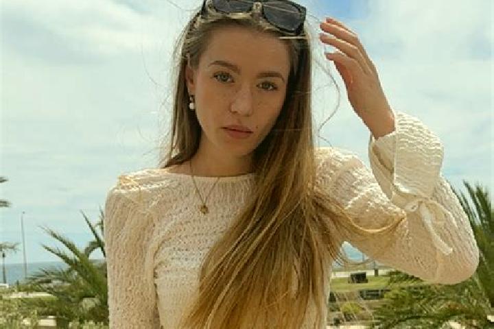 Zoe, 29 — Escort in Zarpen, Germany