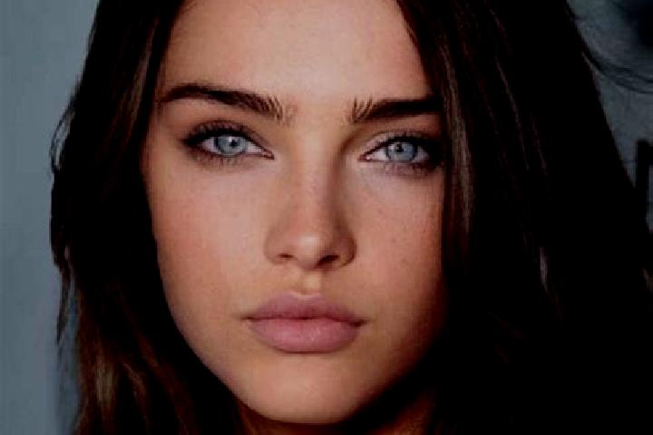Zoe, 31, a brunette green-eyed caribbean companion based in Douala. Offering Striptease, Party Girl. Available for incall and outcall, day and evening dates.