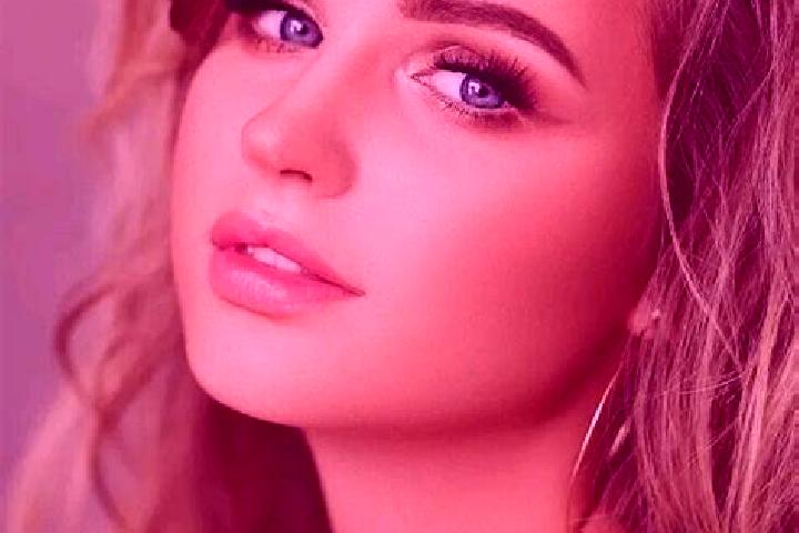 Zoe, 31, a dark blonde blue-eyed middle eastern companion based in Pajares de la Lampreana. Offering Party Girl, Erotic Massage, Roleplay, Striptease, Dinner...