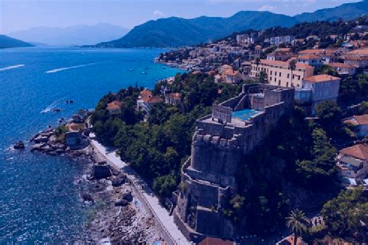 Zoe, 31, a red grey-eyed caribbean companion based in Herceg Novi. Offering Dinner Date, Overnight, CIM, OWO. Available for incall and outcall, overnight boo...