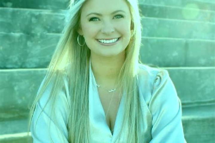 Zoe, 31 — Escort in Waveland, United States