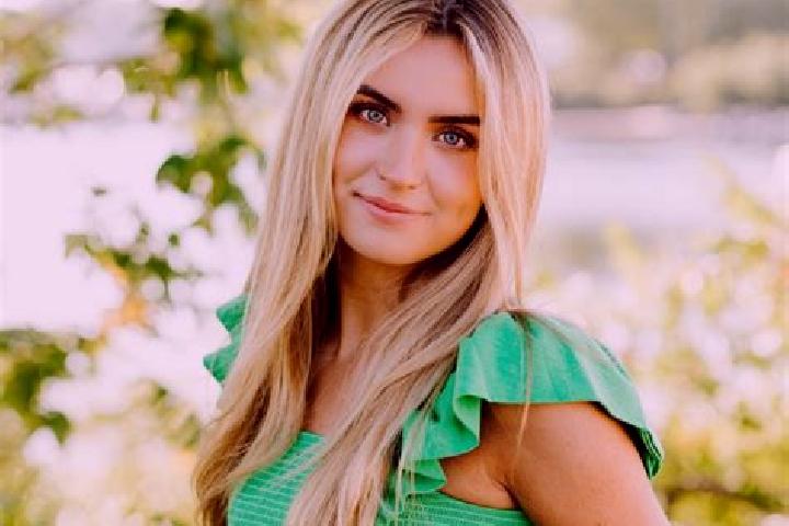 Zoe, 33 — Escort in Edina, United States