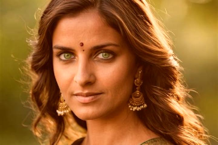 Zoe, 35, a brunette green-eyed indian companion based in Saint-Basile. Offering Dinner Date, Travel Companion, Duos, Tantra. Available for incall and outcall...