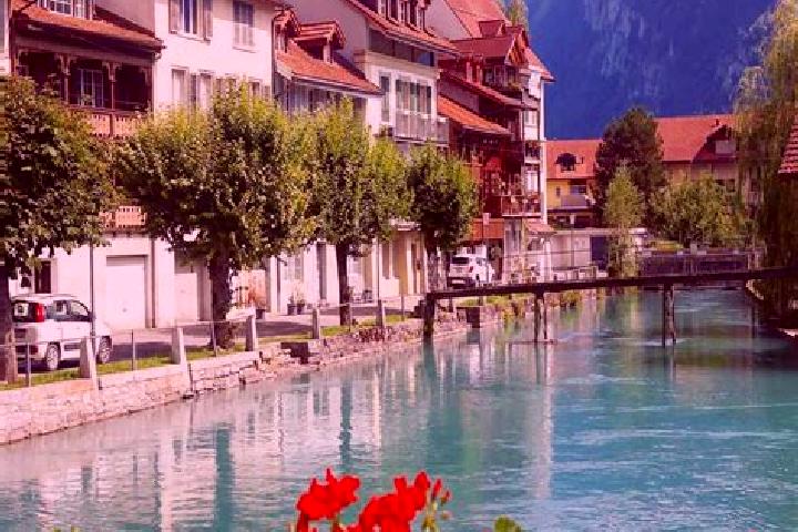 Zoe, 35 — Escort in Breil, Switzerland