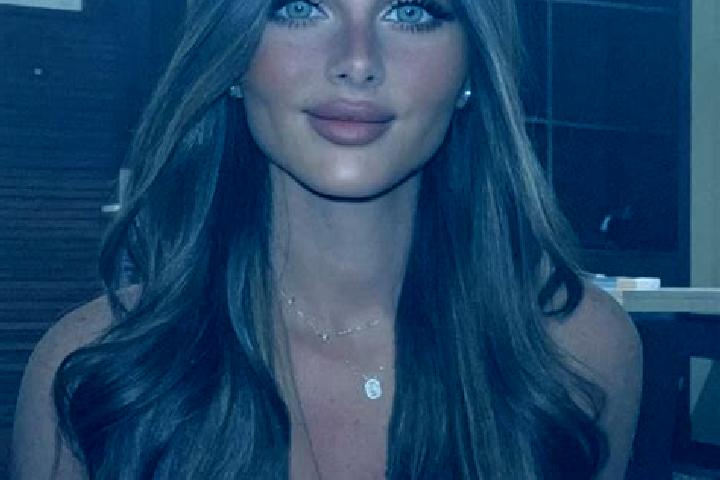 Zoe, 37, a brunette dark-eyed asian companion based in Creteni. Offering Travel Companion, Dinner Date, Erotic Massage, Girlfriend Experience, Deep French Ki...