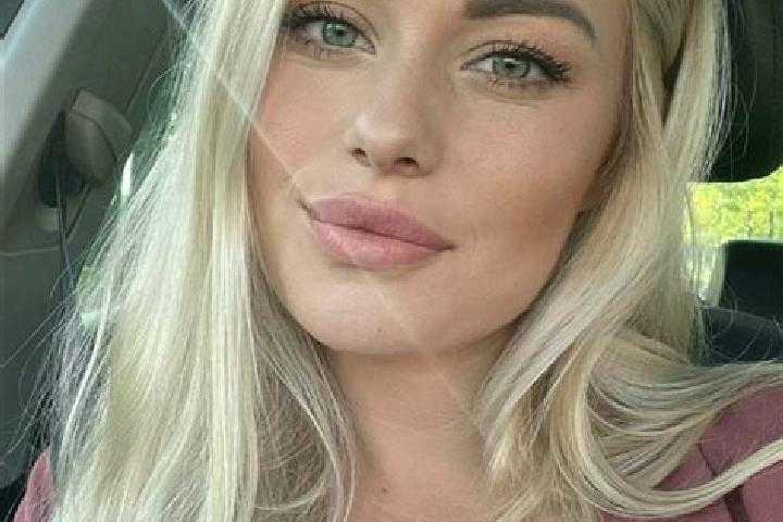 Zoe, 38, a blonde hazel-eyed mixed companion based in Castel di Lama. Offering Massage, Domination, Girlfriend Experience. Available for incall and outcall, ...