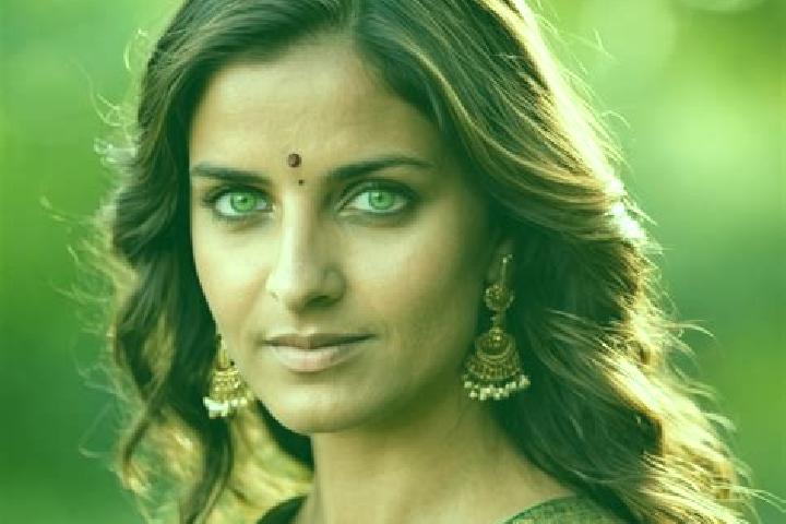 Zoe, 39, a brunette green-eyed indian companion based in Subirats. Offering 69, Duos, BDSM, Tantra. Available for incall and outcall, day and evening dates.