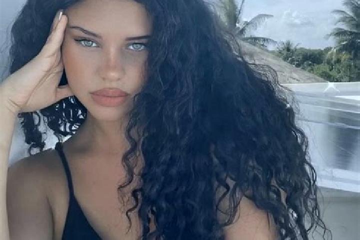 Zoey, 20, a black grey-eyed latina companion based in Oulx. Offering Domination, Massage, GFE. Available for incall and outcall, day and evening dates.