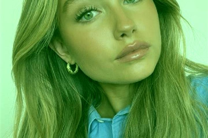 Zoey, 21, a dark blonde green-eyed european companion based in OErkelljunga. Offering Massage, Deep French Kissing, Striptease, Dinner Date, Prostate Massage...