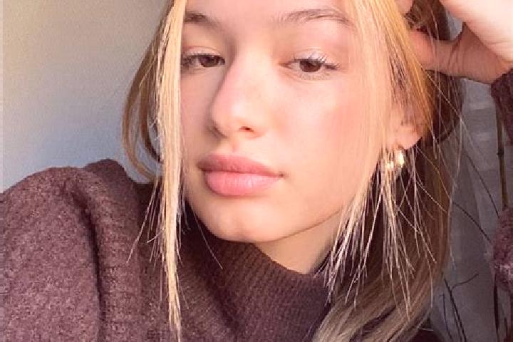 Zoey, 23, a blonde brown-eyed asian companion based in Burford. Offering Couples, Travel Companion, Massage. Available for incall and outcall, day and evenin...
