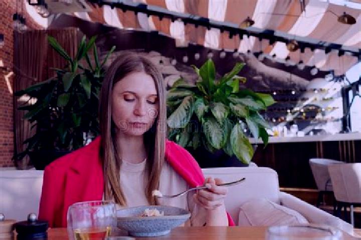 Zoey, 23 — Escort in Coat-Meal, France