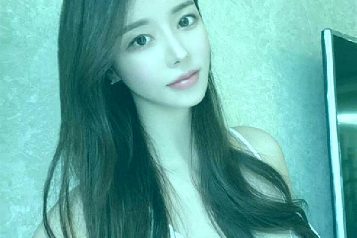 Zoey, 23 — Escort in Jiefanglu, China
