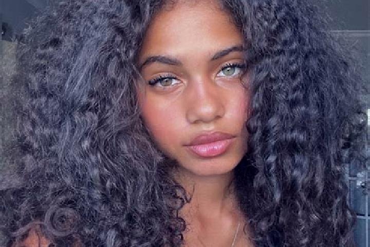 Zoey, 24, a black dark-eyed ebony companion based in Warren Park. Offering Dinner Date, CIM. Available for incall and outcall, day and evening dates.