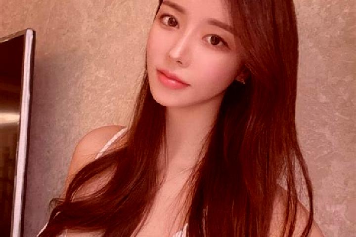 Zoey, 24 — Escort in Mocod, Romania