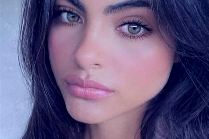 Zoey, 25, a brunette green-eyed indian companion based in Uttendorf. Offering 69, OWO, Fetish. Available for incall and outcall, day and evening dates.