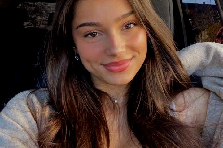 Zoey, 26, a brunette hazel-eyed mediterranean companion based in Dindigul. Offering Travel Companion, Party Girl. Available for incall and outcall, day and e...