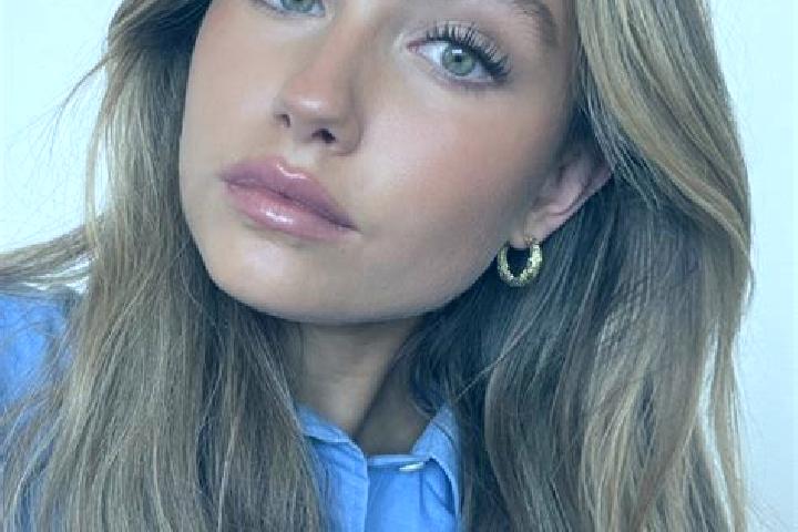 Zoey, 26, a dark blonde green-eyed european companion based in Shushufindi. Offering OWO, Domination, Girlfriend Experience, Erotic Massage. Available for in...