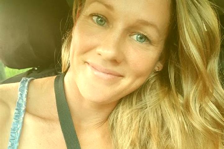 Zoey, 30 — Escort in Tully, France