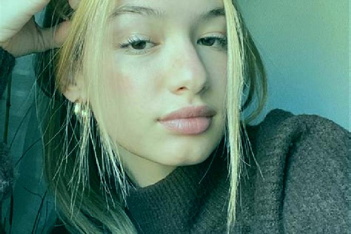 Zoey, 32, a blonde brown-eyed middle eastern companion based in Lye. Offering Striptease, BDSM, Fetish, Party Girl. Available for incall and outcall, overnig...