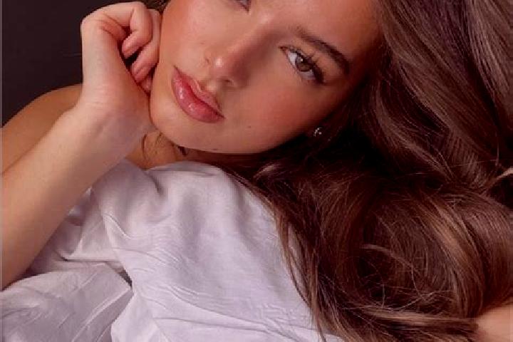 Zoey, 38, a brunette hazel-eyed latina companion based in Saint-Remy-Geest. Offering Dinner Date, Prostate Massage, Duos, Striptease, BDSM. Available for inc...