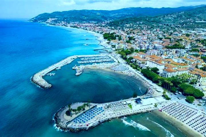 Zoey, 38 — Escort in Diano San Pietro, Italy
